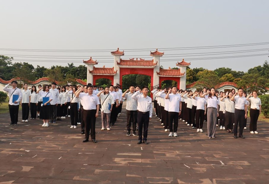 文学院党委组织开展“祭扫怀先烈，明史承英魂” 清明节缅怀革命先烈活动