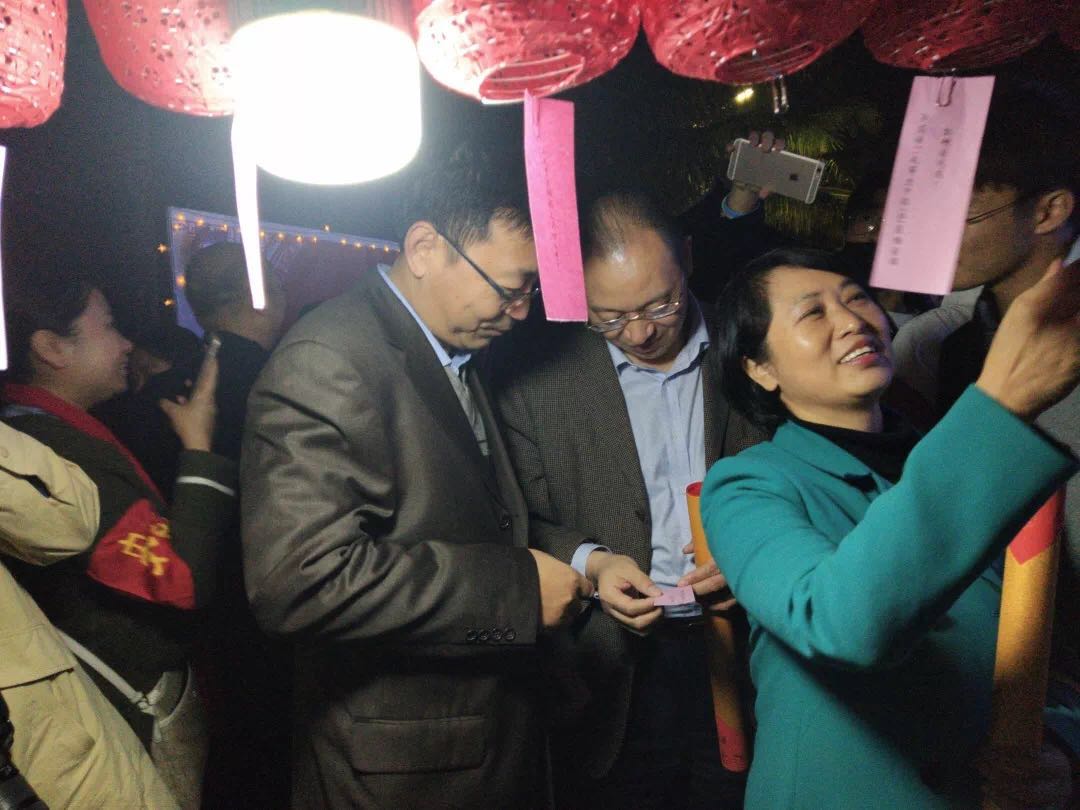 校长挥笔洒墨，师生同庆接福