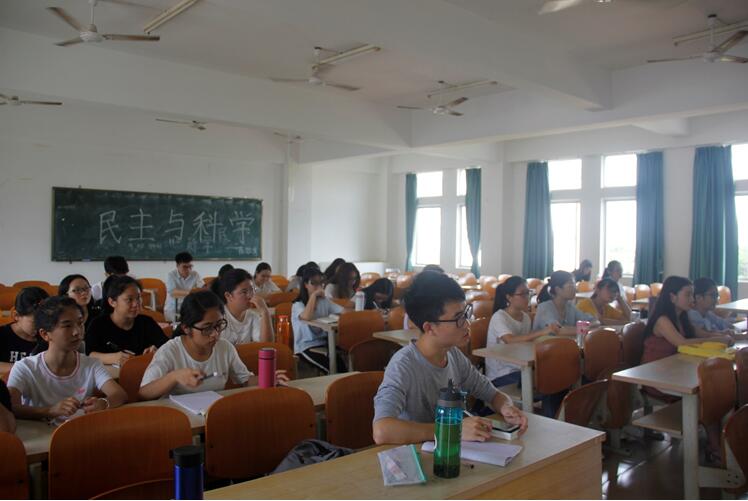 青年之声·文学院“天涯人文：弘扬中华传统文化”系列讲座之“古典诗词阅读与鉴赏入门
