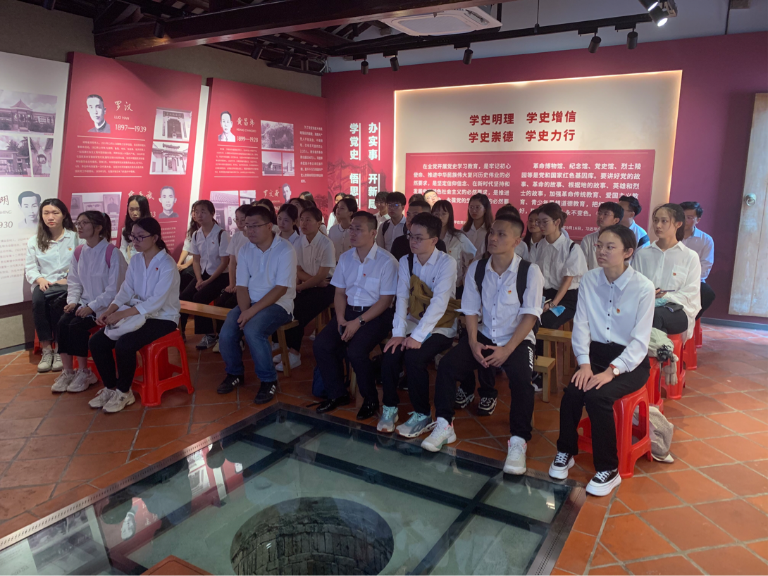 文学院开展“追寻红色足迹，牢记初心使命”主题党日活动