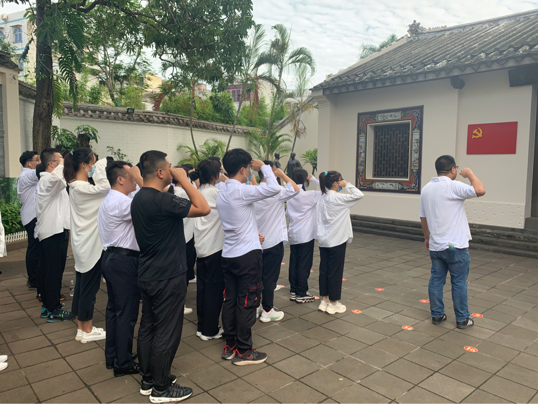 文学院开展“追寻红色足迹，牢记初心使命”主题党日活动