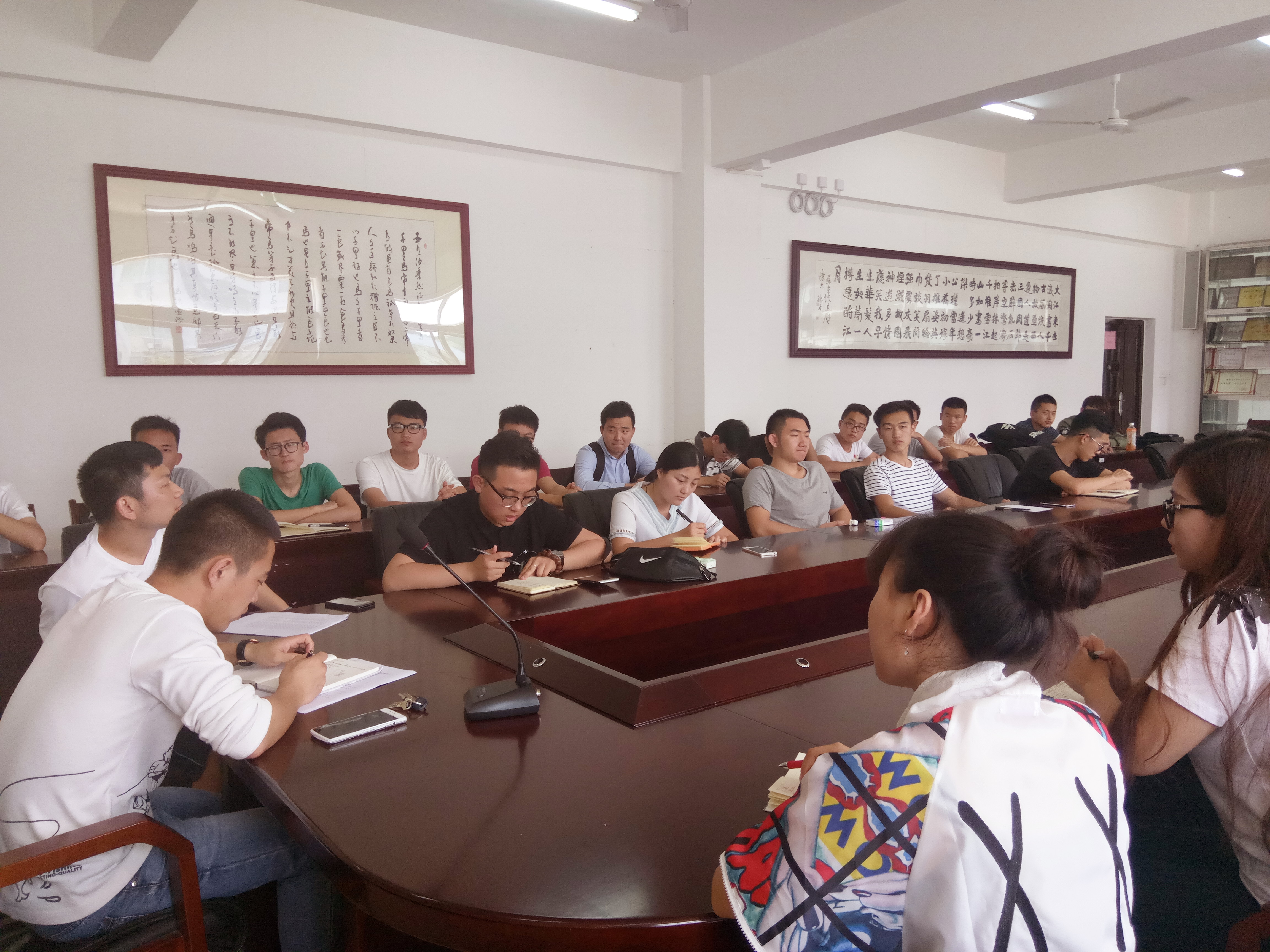 遇强则强，斗志昂扬 --记文学院足球比赛赛前准备会议遇强则强，斗志昂扬 --记文学院足
