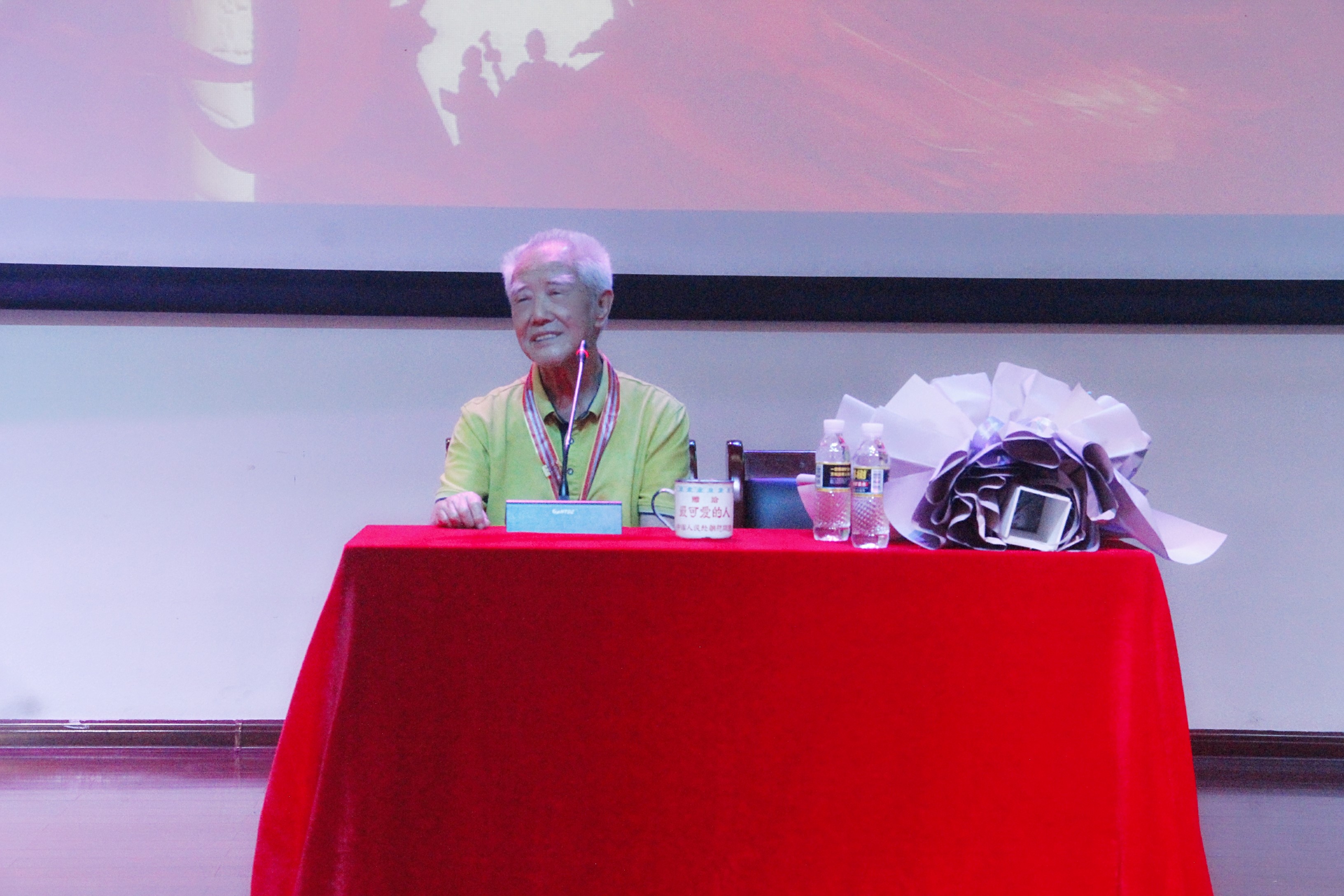 抗美援朝英雄，中文系原副系主任朱荣衢在我院做主题讲演