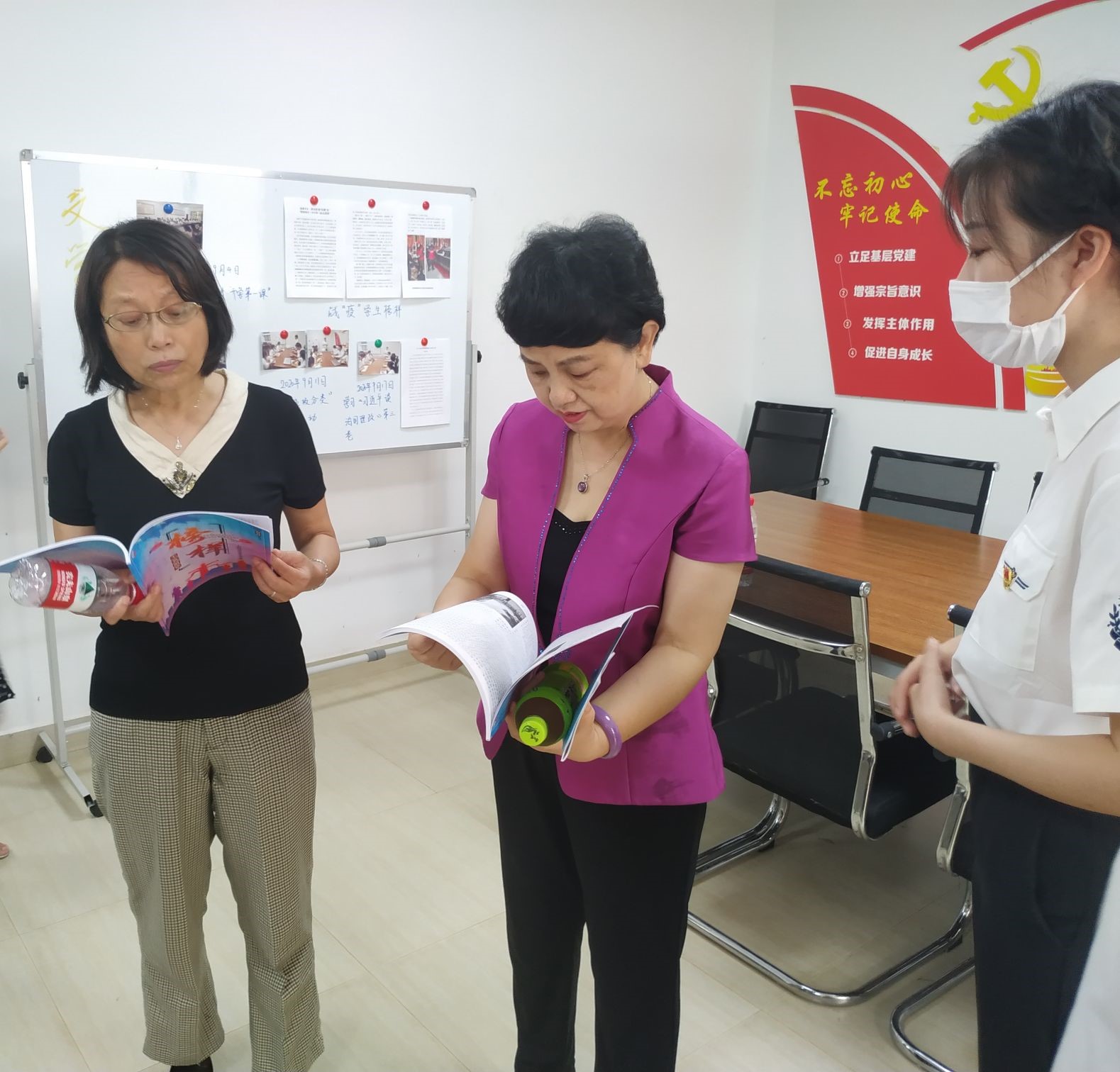 扎实榜样弘扬工作，落实新生迎接事宜——记李红梅书记到访文学院党员活动室