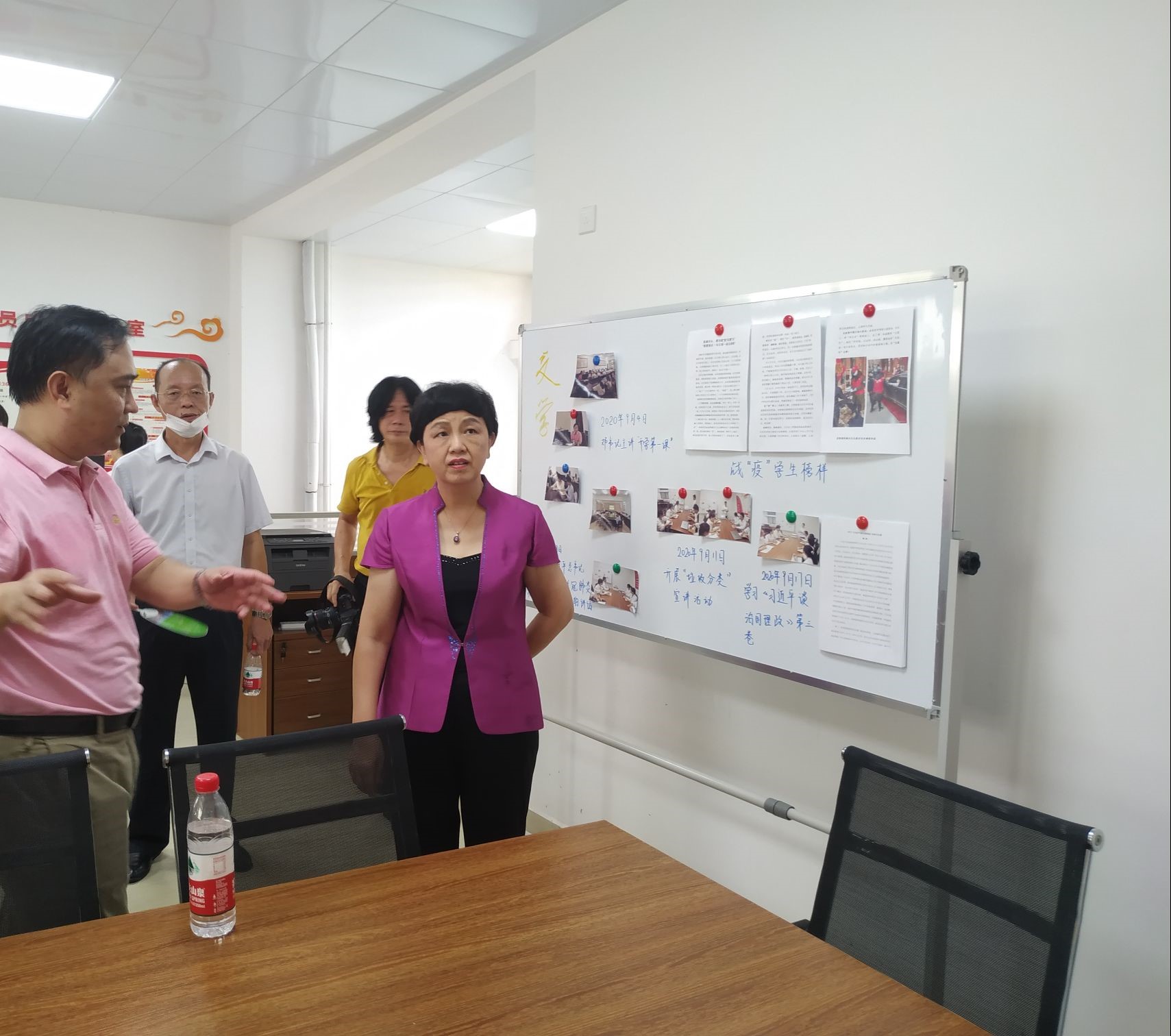 扎实榜样弘扬工作，落实新生迎接事宜——记李红梅书记到访文学院党员活动室