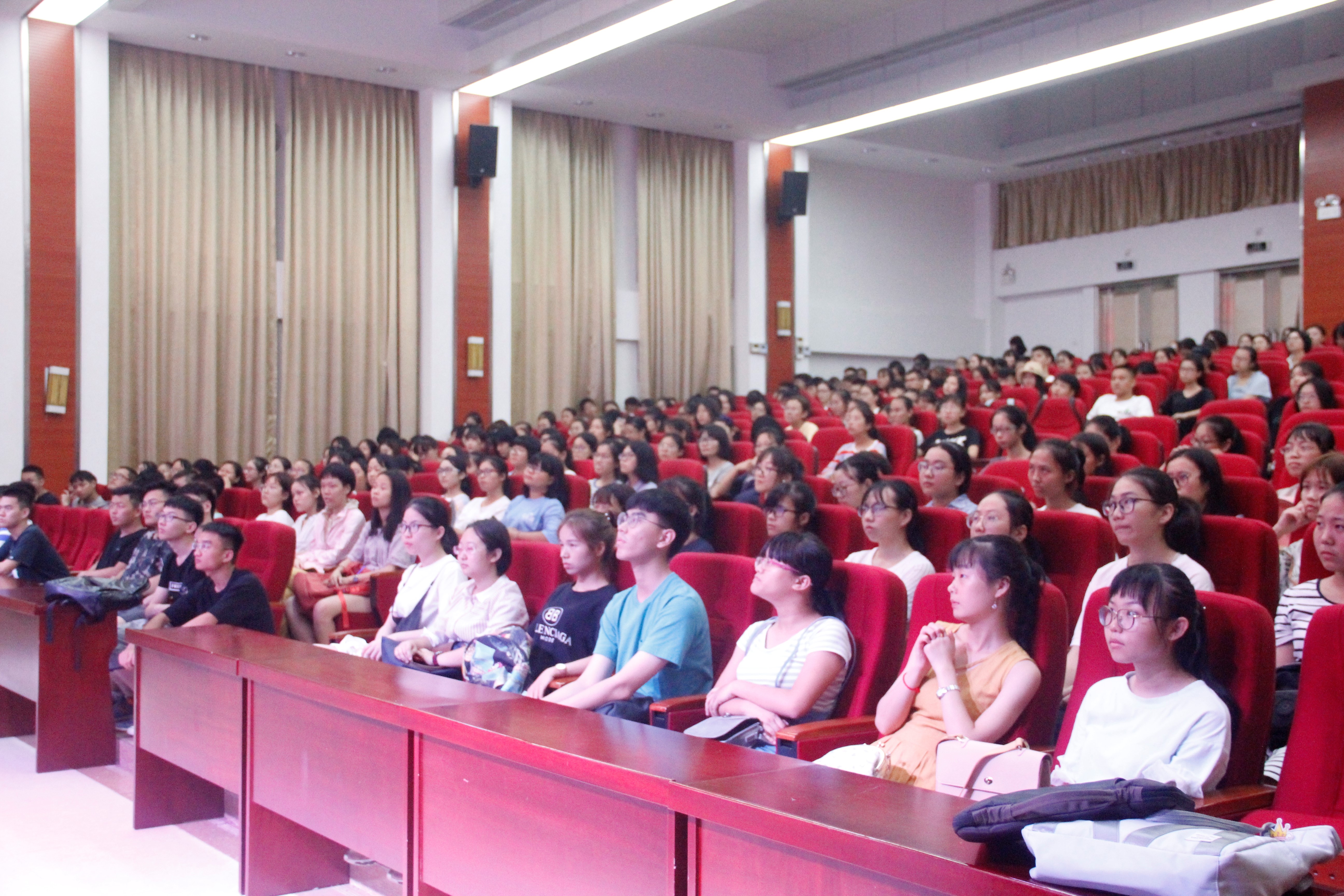 海南师范大学文学院2018级新生安全教育会之心理健康辅导与团委学生会新生见面大会