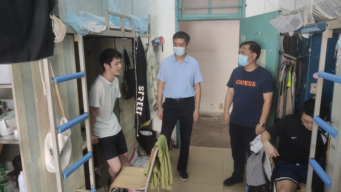 携手抗疫有温度，走访宿舍显温情