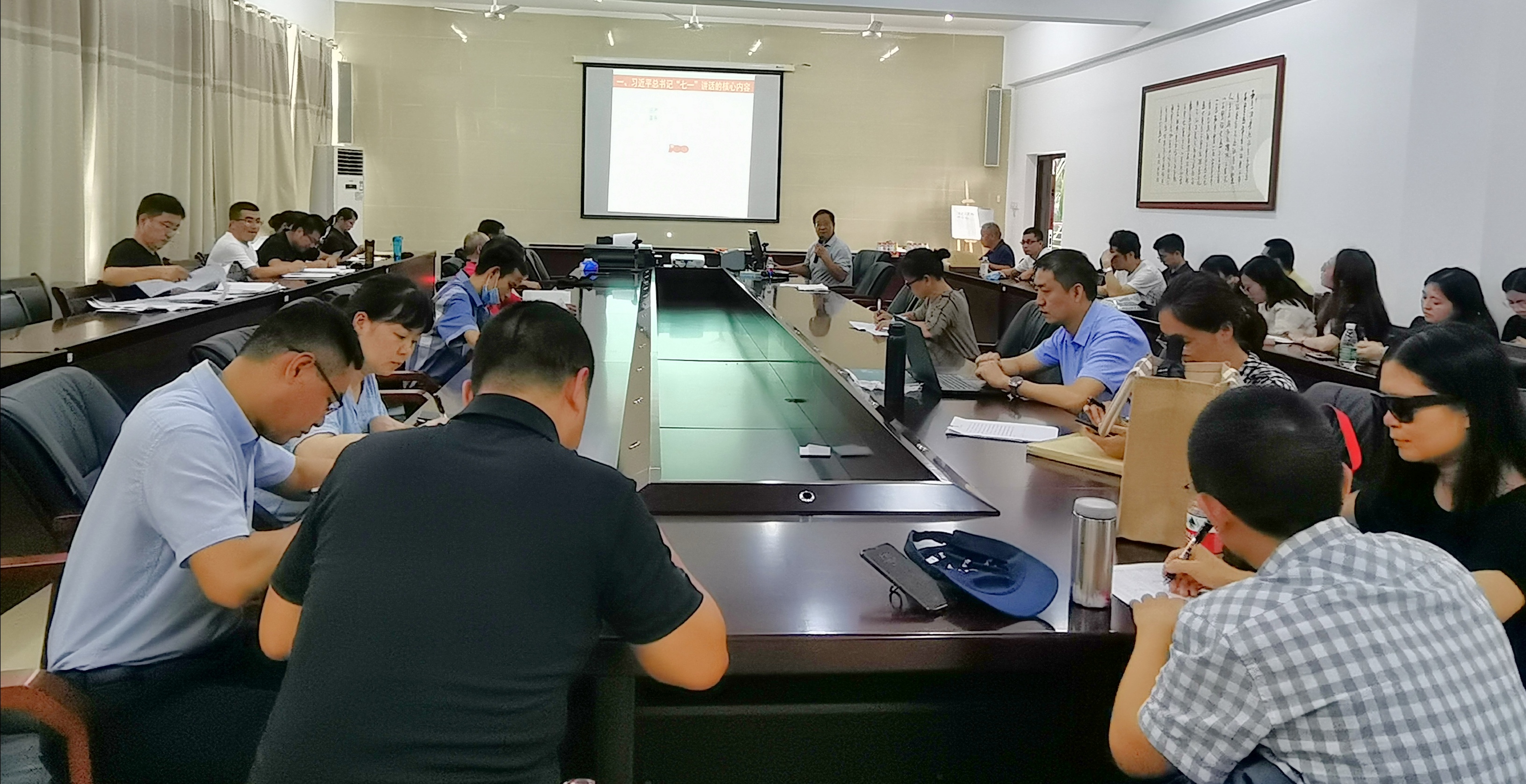 文学院举办“学习‘七一’讲话，争做优秀教师”专题讲座