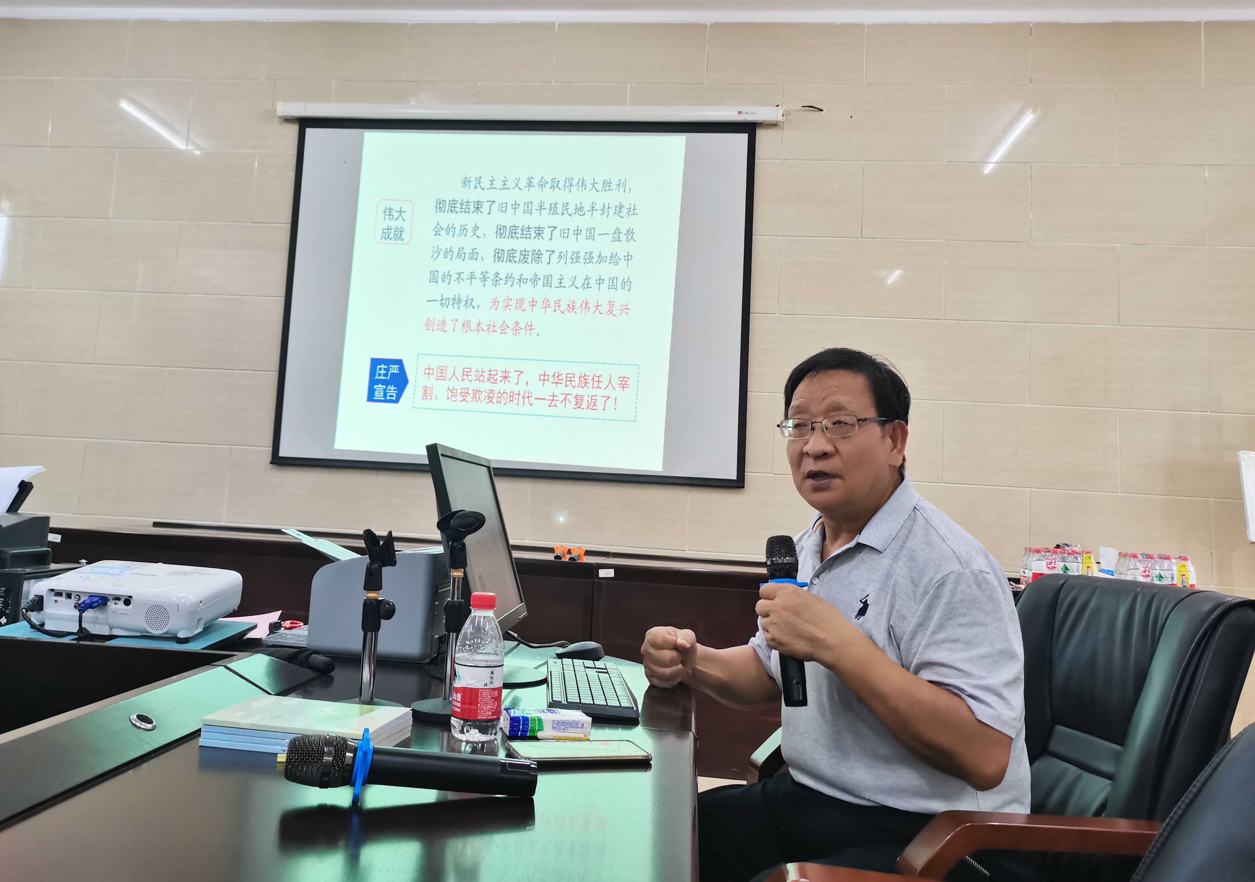 文学院举办“学习‘七一’讲话，争做优秀教师”专题讲座