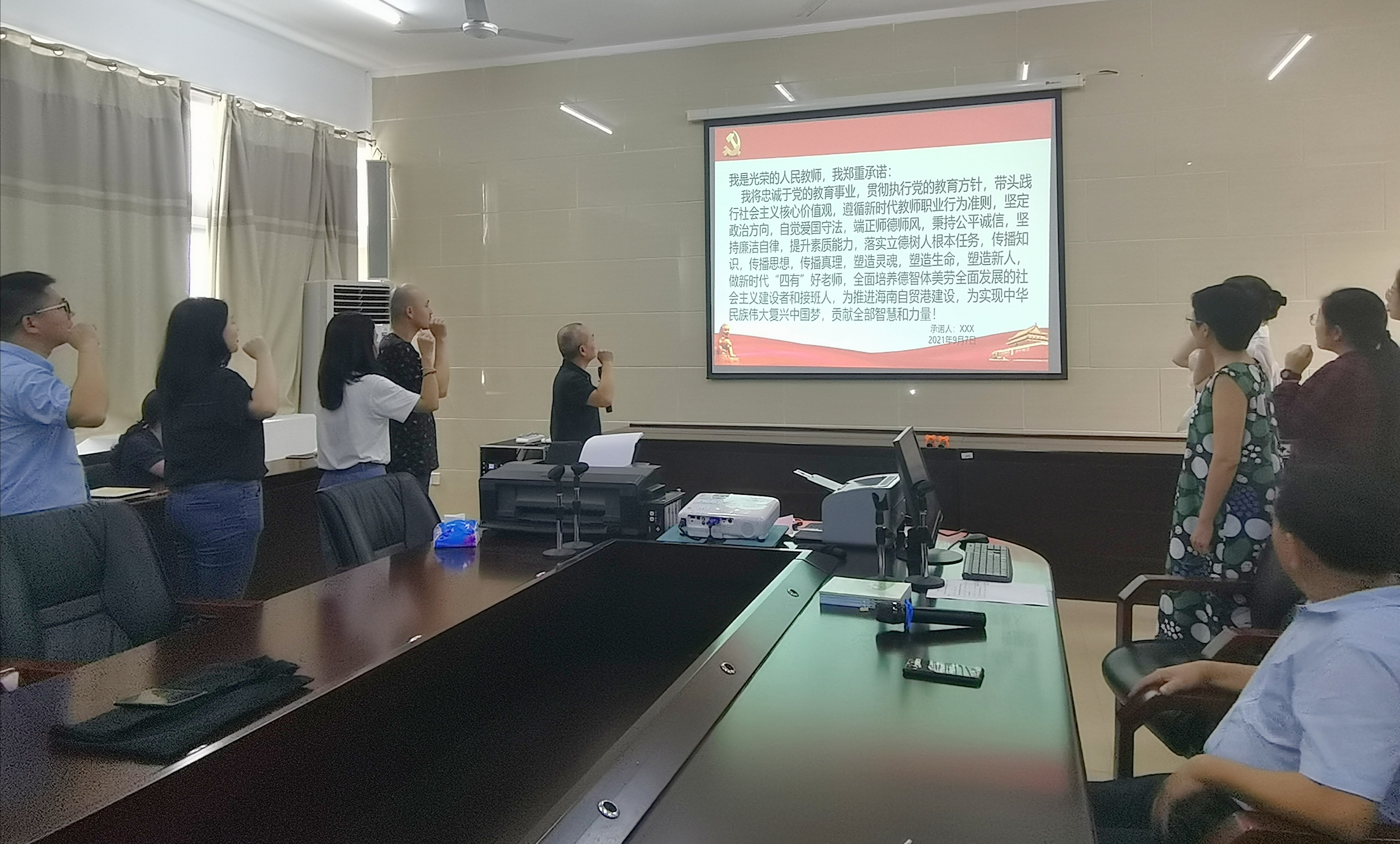 文学院举办“学习‘七一’讲话，争做优秀教师”专题讲座