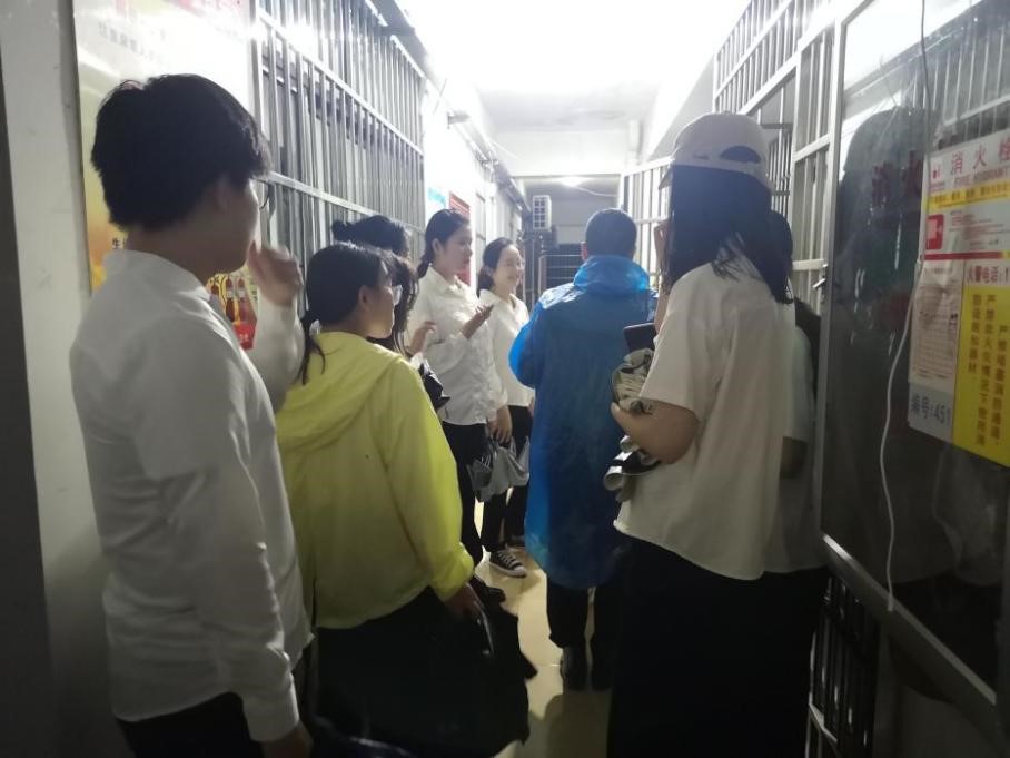 文学院开展“暴雨台风夜，暖心进宿舍”党员志愿服务活动