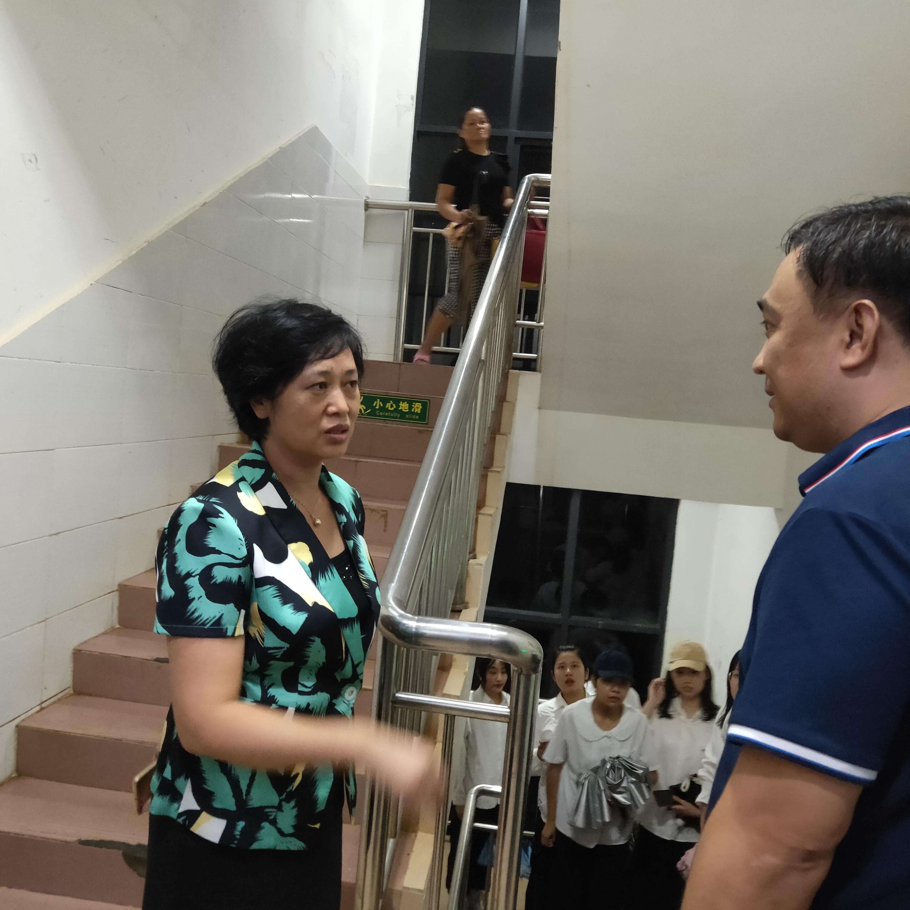 文学院开展“暴雨台风夜，暖心进宿舍”党员志愿服务活动