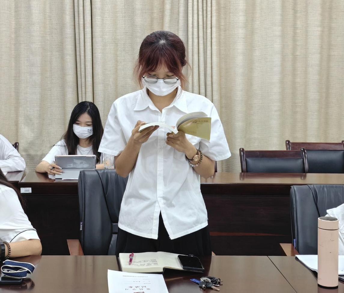 文学院本科生第二党支部开展主题教育读书班交流会