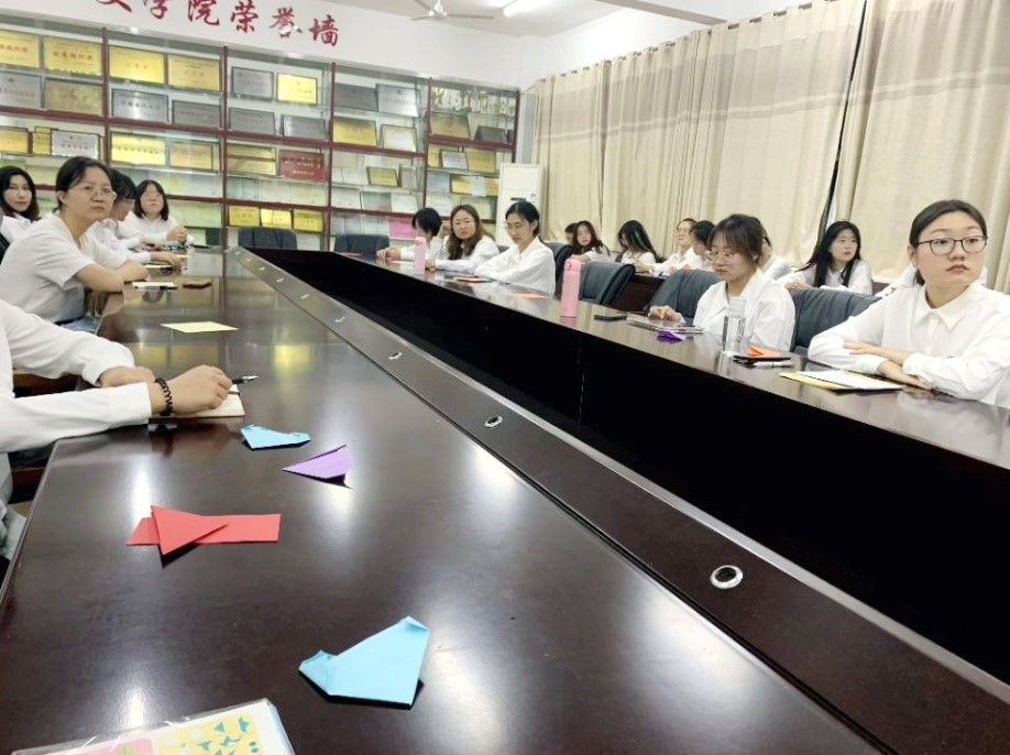 文学院开展“扎根边疆，在祖国西部绽放青春光彩”毕业生党员就业分享会