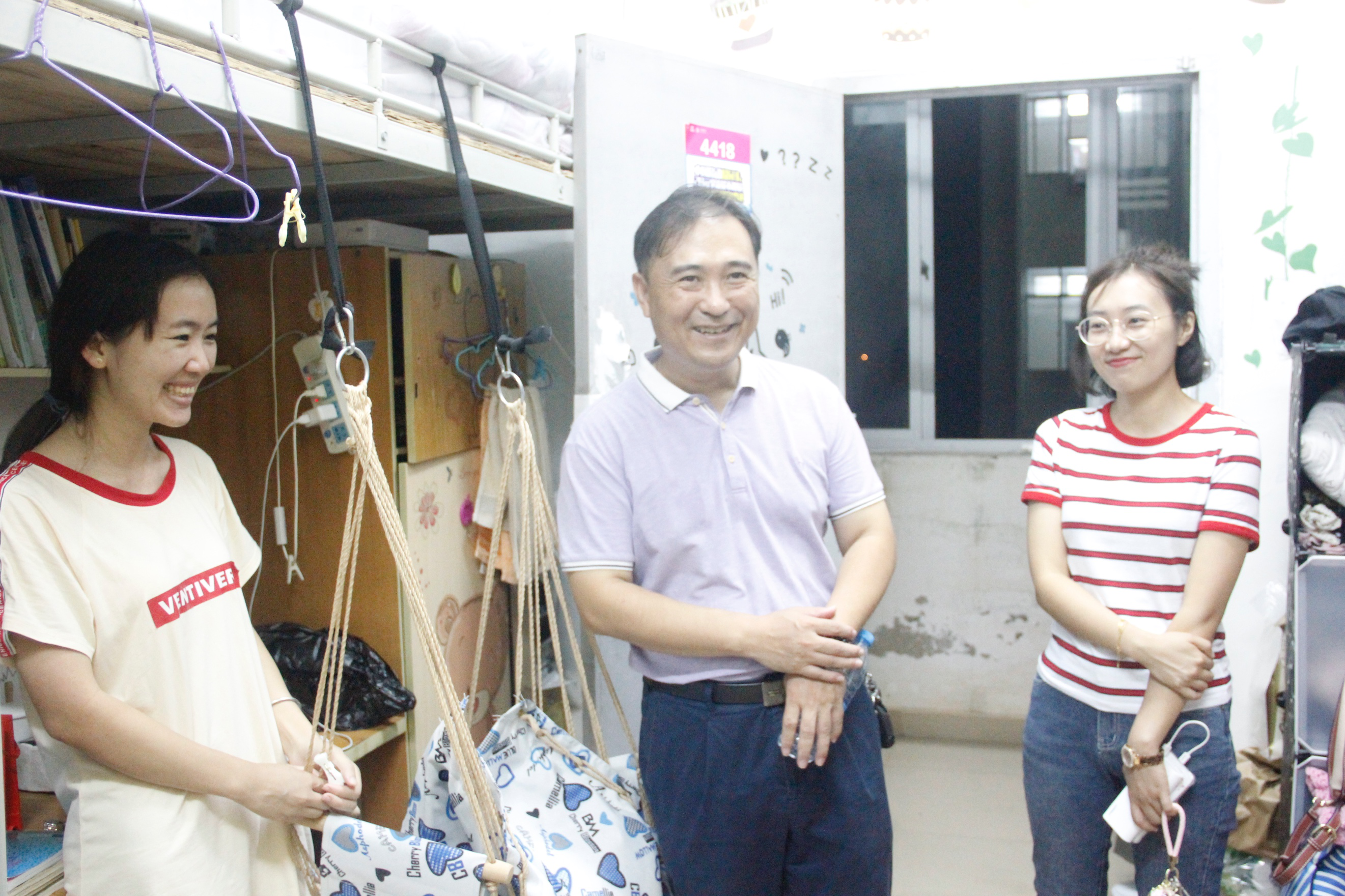 学院领导走寝探望，莘莘学子倍感温暖——记青年之声·文学院开学走寝