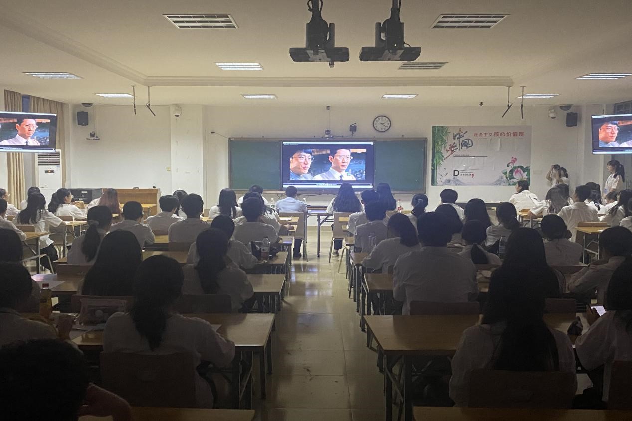 文学院举行“重温红色经典,传承革命精神” 红色影片观影活动