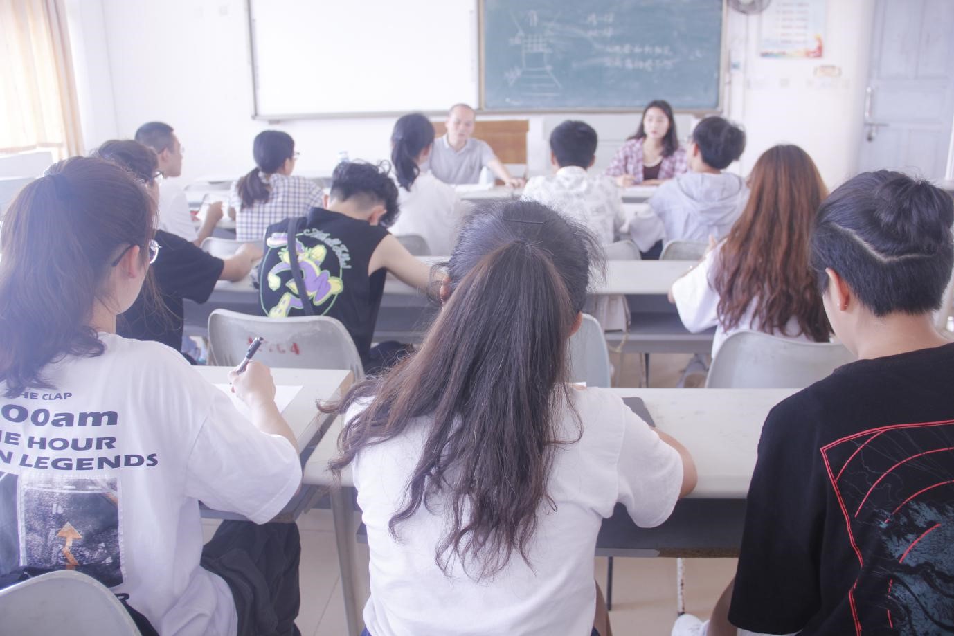 加强师生交流，促进学院发展——记文学院学生代表座谈会