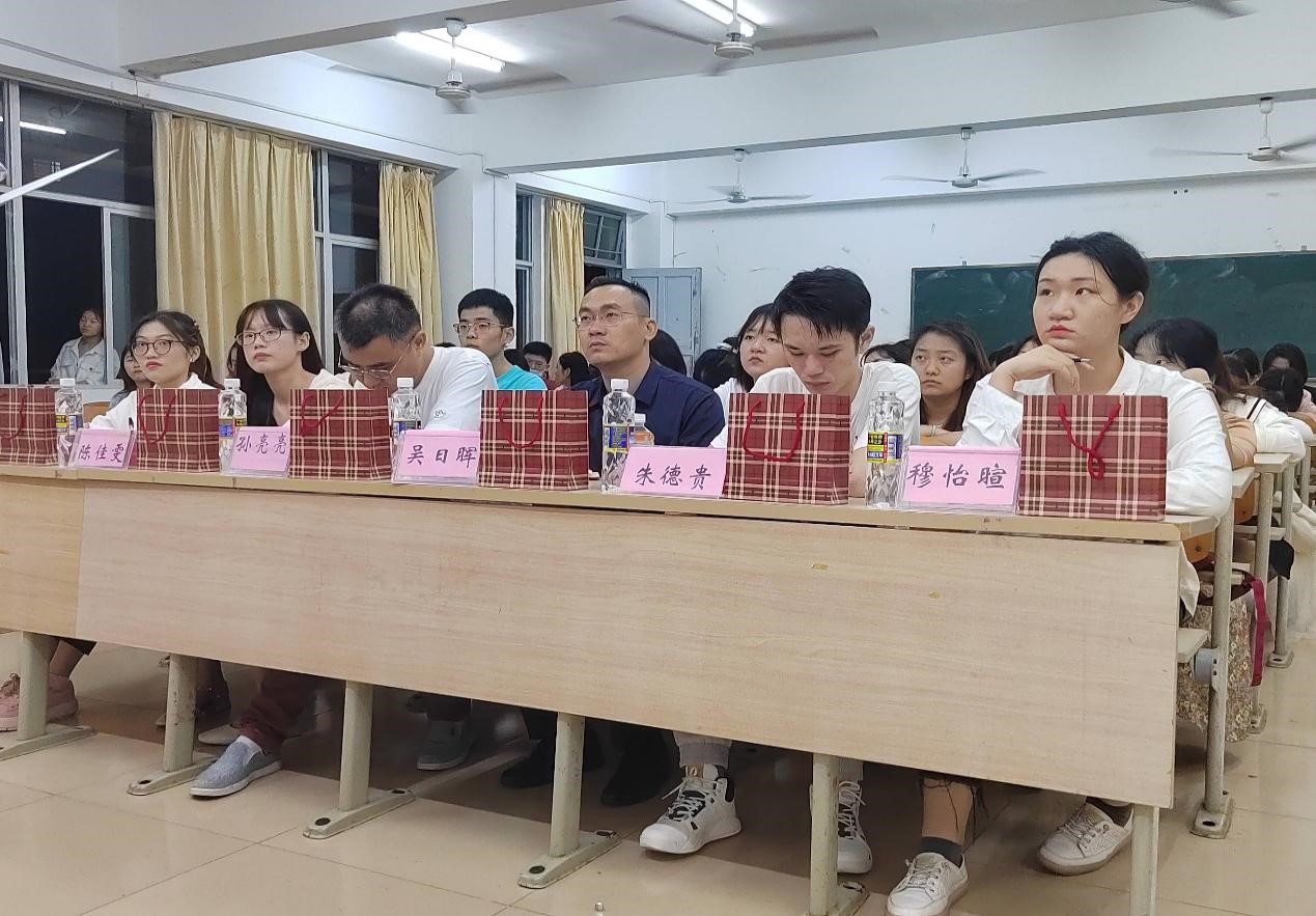 文学院举办“诵读红色家书，传承家国精神”主题朗诵比赛