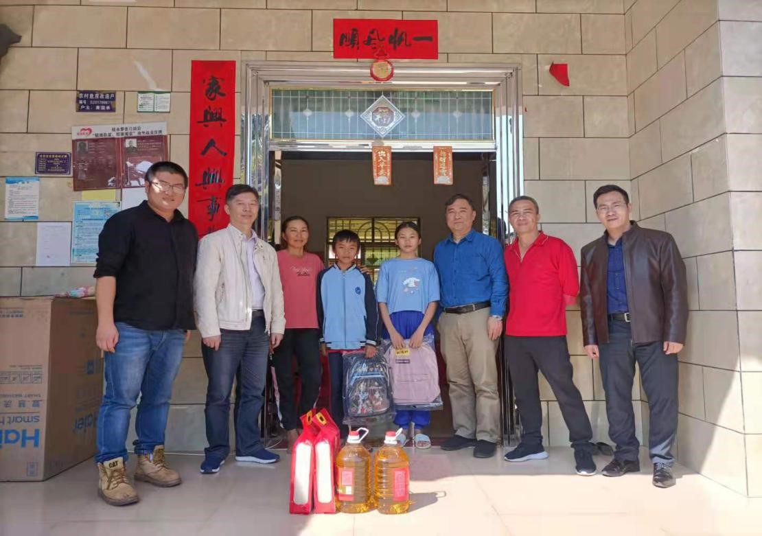 学院领导班子赴陵水亚欠村慰问结对帮扶户