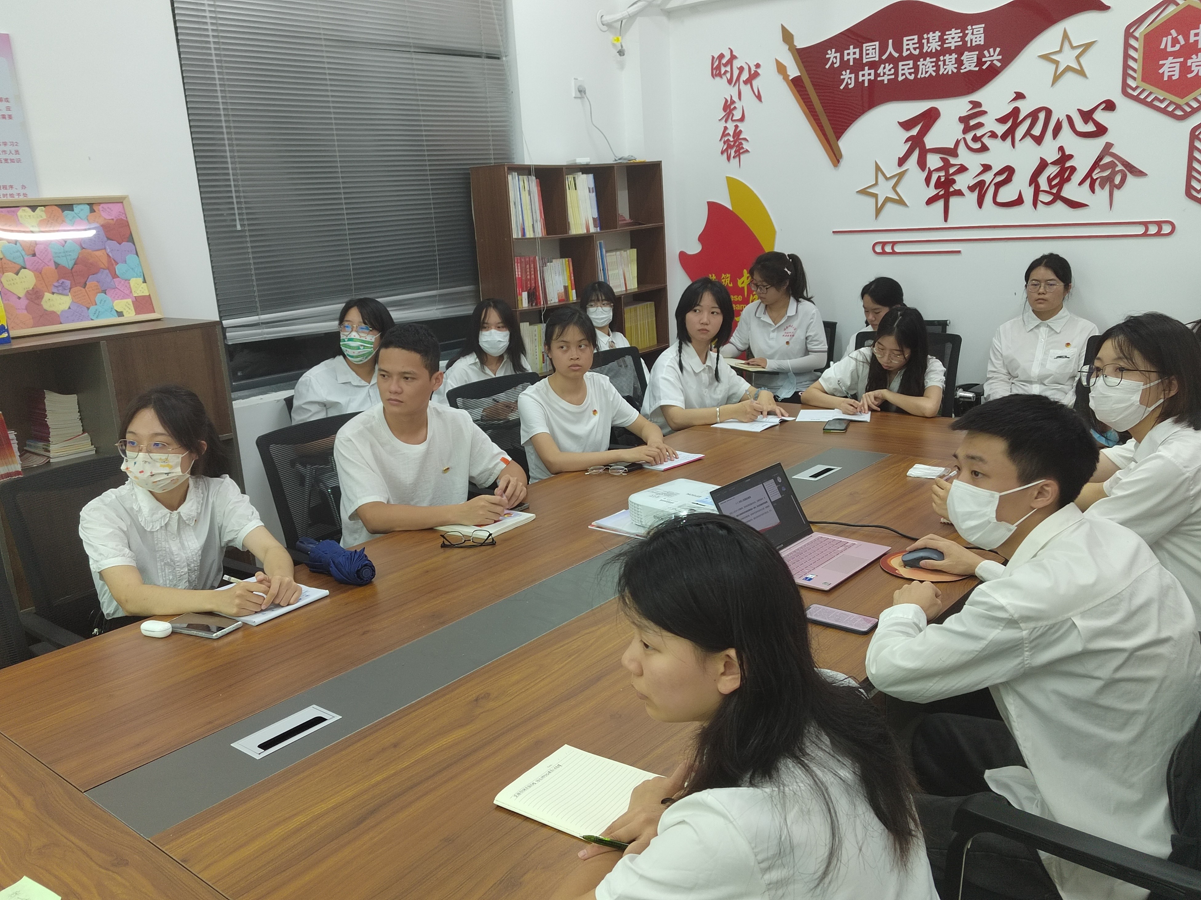 文学院本科生第一党支部开展“实施科教兴国战略，筑牢国家强盛之基”理论学习活动