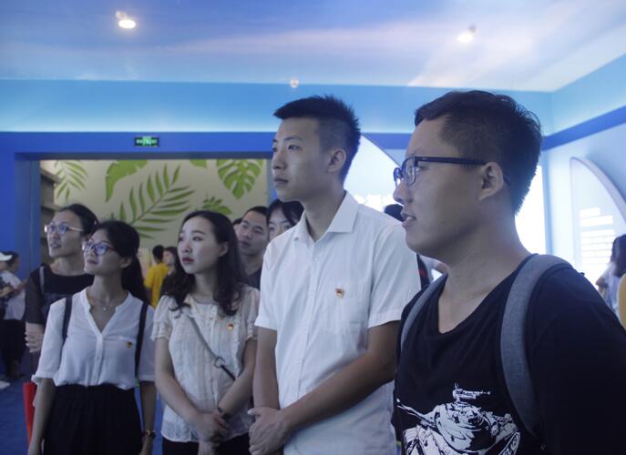青年之声·文学院党日活动之参观海南省博物馆“海南建省办经济特区30周年成就展”