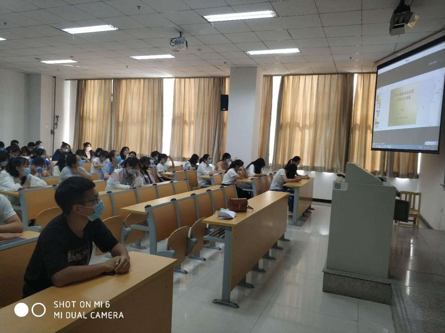 张震英教授为石家庄铁道大学师生讲授中华传统文化