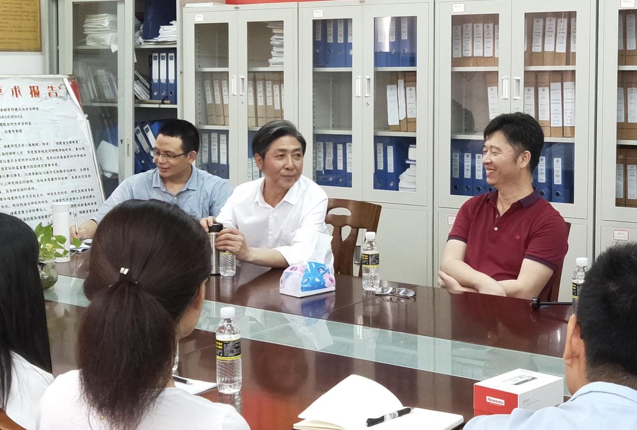 教育部长江学者特聘教授易闻晓与文学院师生座谈