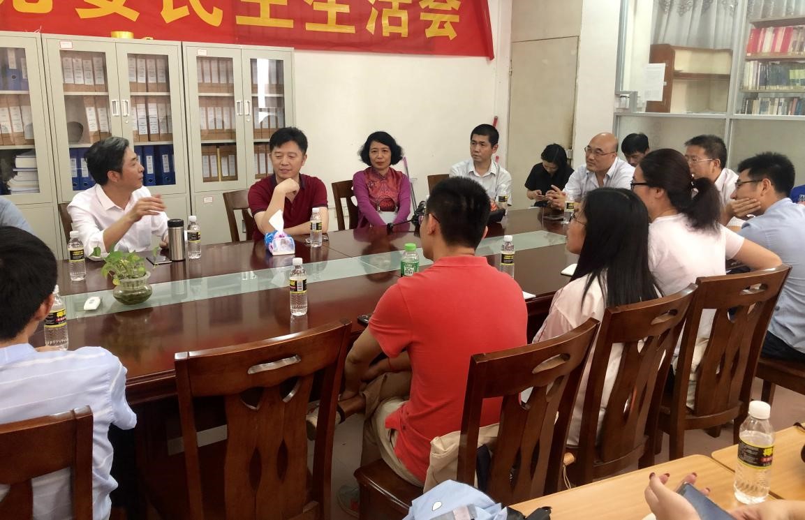 教育部长江学者特聘教授易闻晓与文学院师生座谈