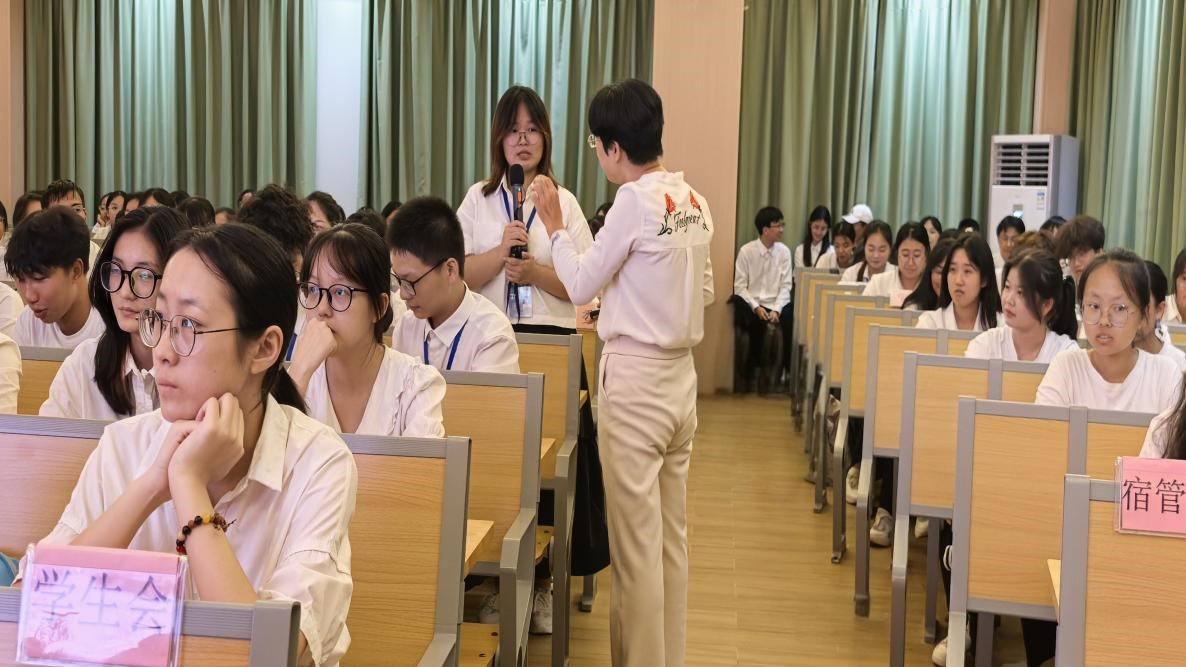 文学院召开新学期第一堂思政课暨学生骨干培训会