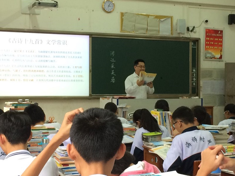文学院副院长杨清之教授巡视海师附中高中部中文教育实习