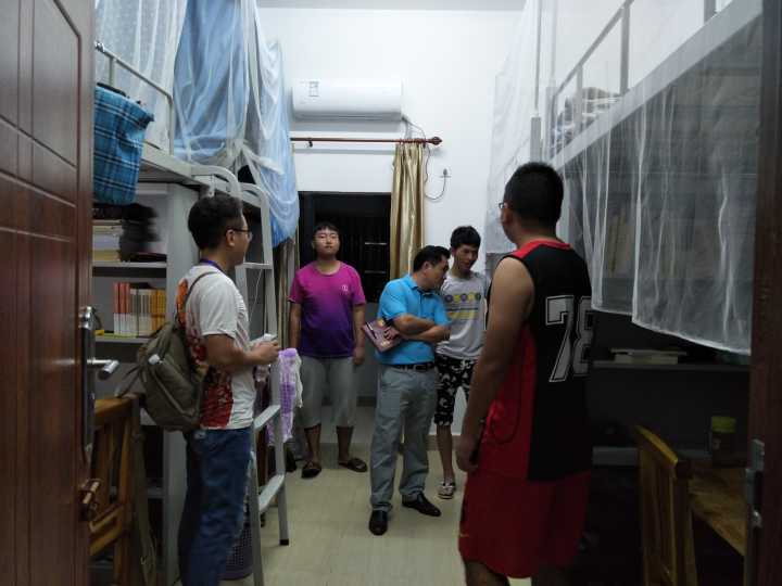 合铸齐力，师生一心——记文学院开展入学走寝工作