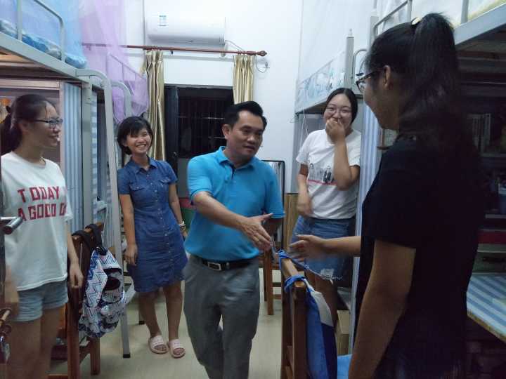 合铸齐力，师生一心——记文学院开展入学走寝工作