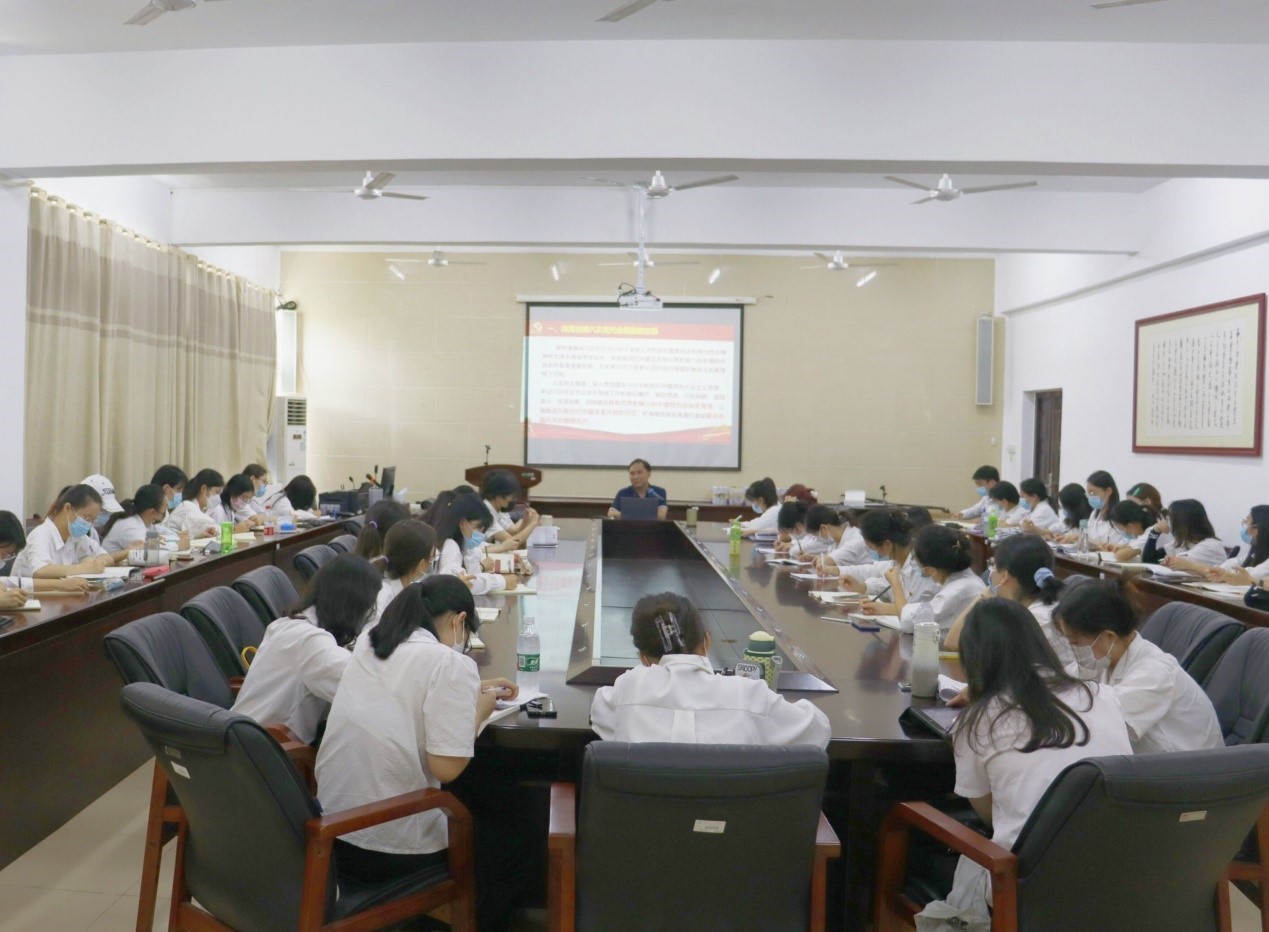 文学院开展学习贯彻海南省第八次党代会精神专题党课
